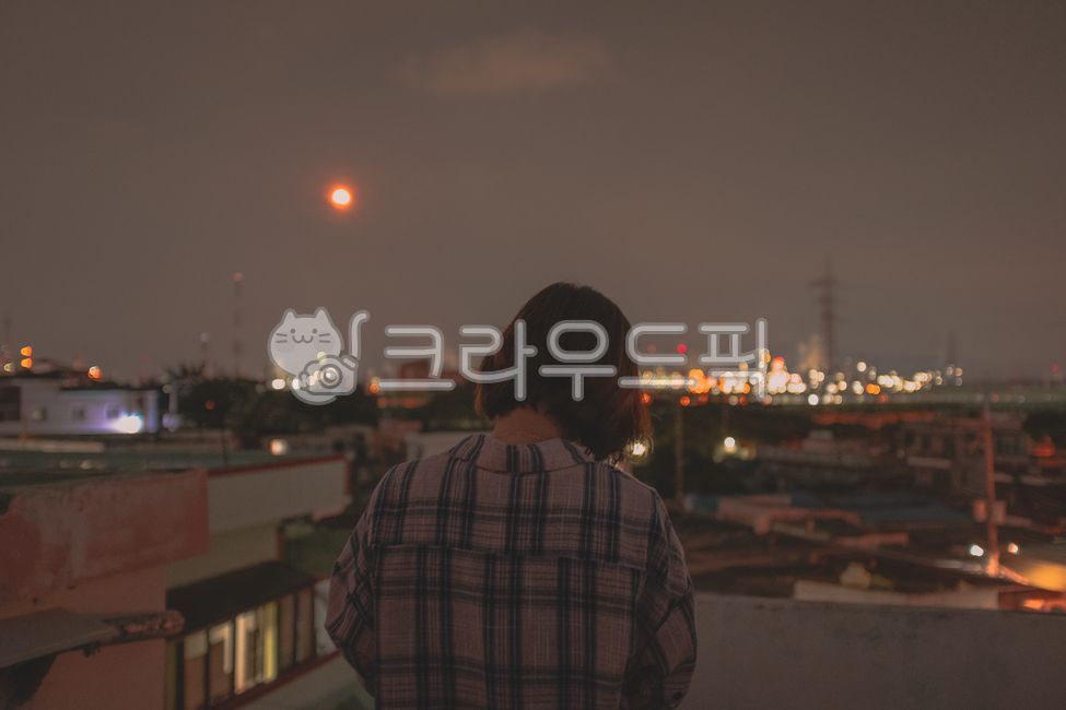 옥상,야경,옥탑방,roof,뒷모습,청춘,감성,밤풍경,옥상뷰,옥상야경,불빛,보케,청춘의밤,외로운,lonely