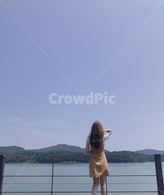 뒷모습,여자뒷모습,오션뷰,여유,여유로움,휴식,휴가,방학,원피스,창문,식탁,바다,바다뷰,파란하늘,하늘,산,자연,자연풍경,긴머리,구경,여자,실루엣,감성,감성사진,상반신