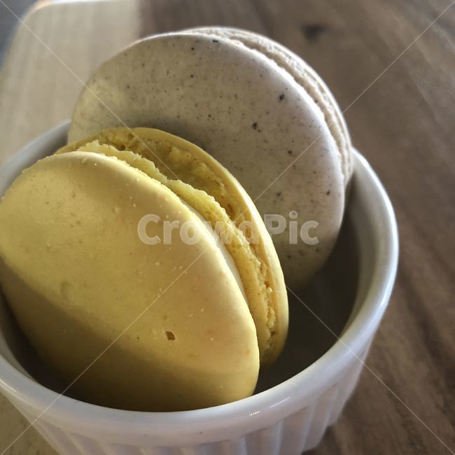 Cookies and Cream,macarong,cookie,macaroon,snack,yellow macaron