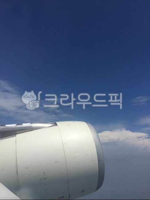 sky,airplane window,airplane,window