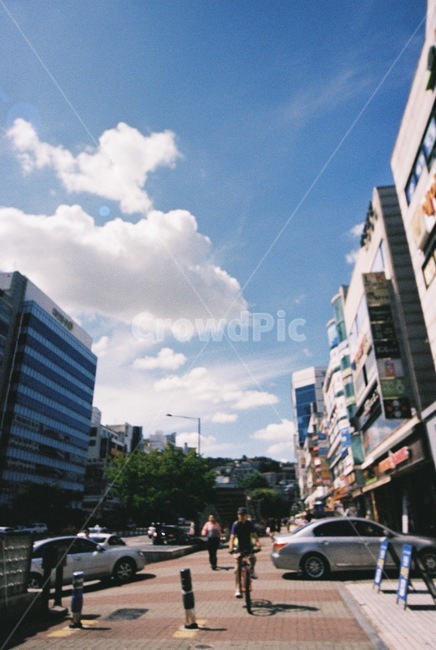 필름,여름,싱그러움,맑음,푸르른,도시,풍경,city,landscape,automobile,자동차,transportation,교통,vehicle,차량,car,차,bike,자전거,bicycle,building,건물,town,시티,metropolis,중심지,urban,어반,road,도로