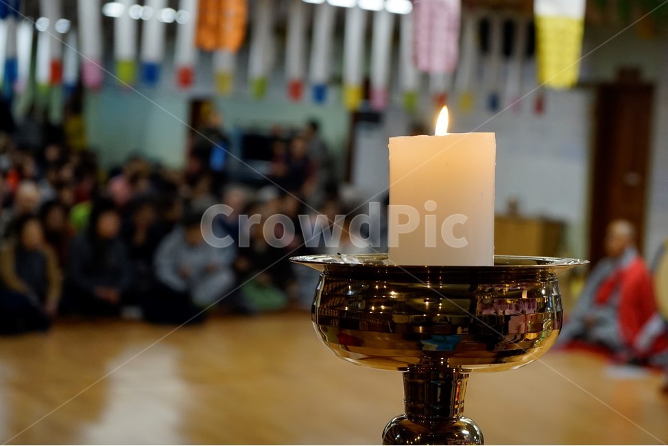 origin,congratulations,promise,first offering,religious ceremony,wick,pray,janchok,wish,assembly,Myeongchok,guttered candle,Candlelight,white vinegar,offering candle,Consciousness,buddhist ritual,wish fulfillment,Chohwa,buddhism,religion,Inside view of th