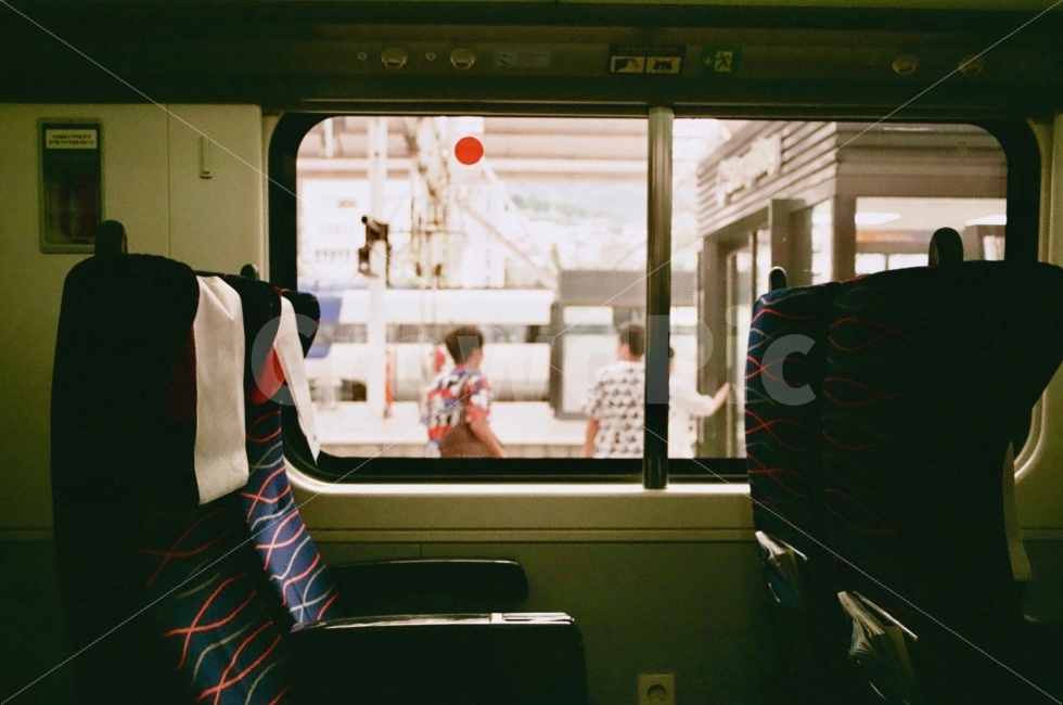landscape,풍경,travel,여행,기차,train,의자,chair,사람,people,창문,window,배경,background,역,station,교통,교통수단,traffic,transportation,사람,인물,인간,human,person,감성,sensible,feeling