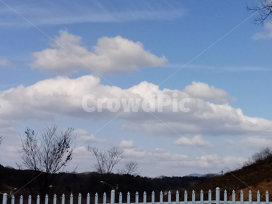 하늘,파란하늘,자연,옥외,구름,cloud,sky,nature,outdoor,산,나무,울타리