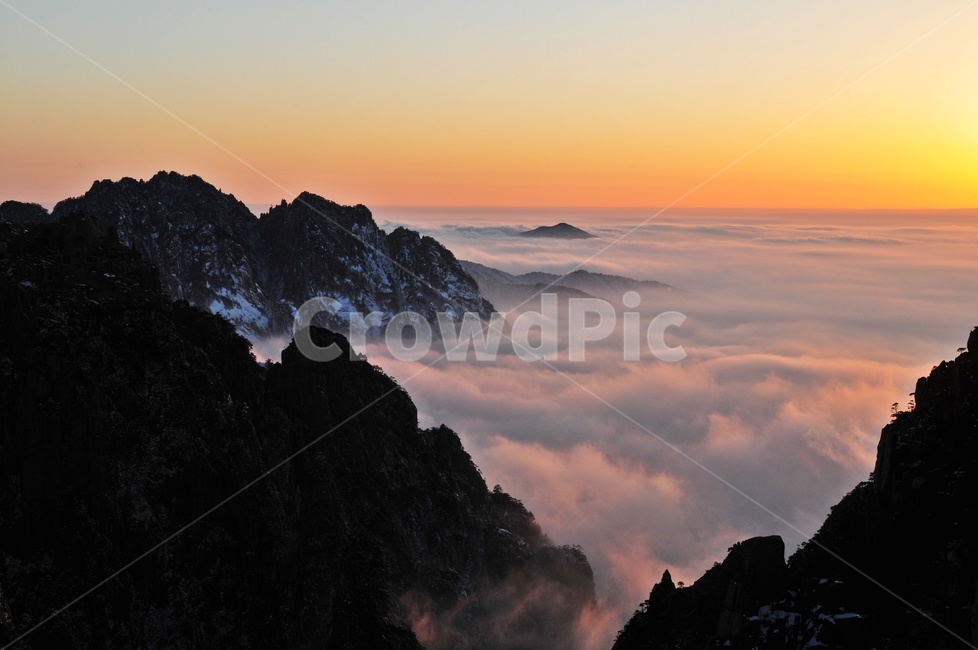 flare,플레어,light,빛,nature,자연,weather,날씨,outdoors,옥외,mountain,산,여명,아침,mountainrange,산맥,ice,빙,peak,피크,중국,황산,중국황산,황산설경,운해,설산,설경,바위산,절벽,중국비경,상고대,경치,경관,풍경,비경,명산,정상,골짜기,기암,기암괴석