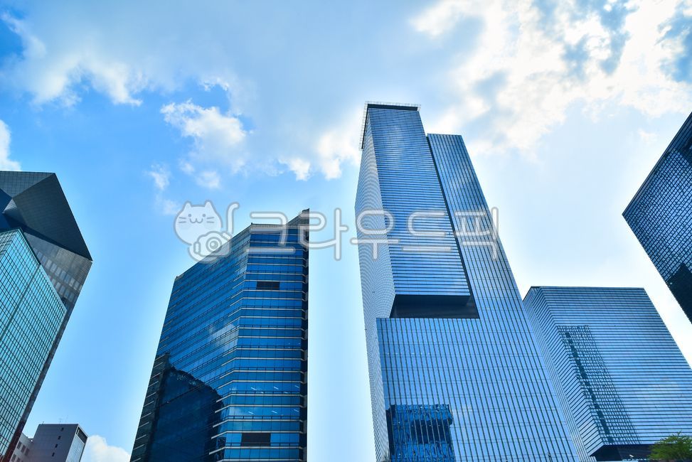 financier,city,rectal,skyline,office,building,transparent,reflect,sash,grass,land mark,company,high rise building,big city,Officetels,office building,architecture,glass,building area,business,town,officebuilding,metropolis,real estate,center,stock market,
