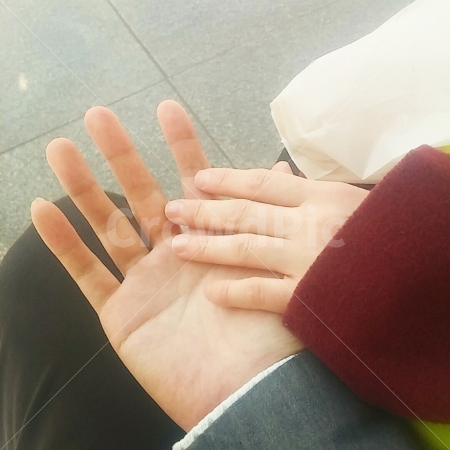 연인,데이트,손,남자손,여자손,커플,돌바닥,행복함,따뜻함,감성,사람,인물,인간,human,person,신체일부,몸,body,감정표현,기분,feeling,emotion,연인,커플,사랑,lover,couple
