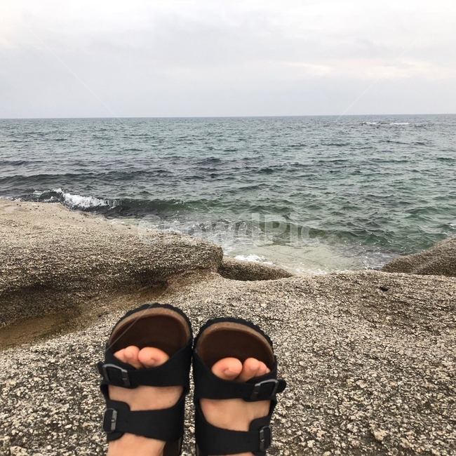 바다,발,여름,샌들,돌,여름,계절,summer,season,사람,인물,인간,human,person,신체일부,몸,body,sandal