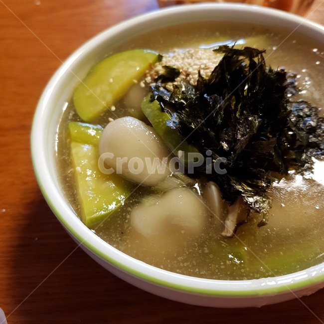 조랭이,감자옹심이,옹심이,뜨거운요리,뜨거운국물,뜨거운국물요리,김가루,음식,식재료,요리,food,cook,meal,dishes,food reserves,한식,한국음식,한국요리,korean food,korean dishes,korean meal,korean cook