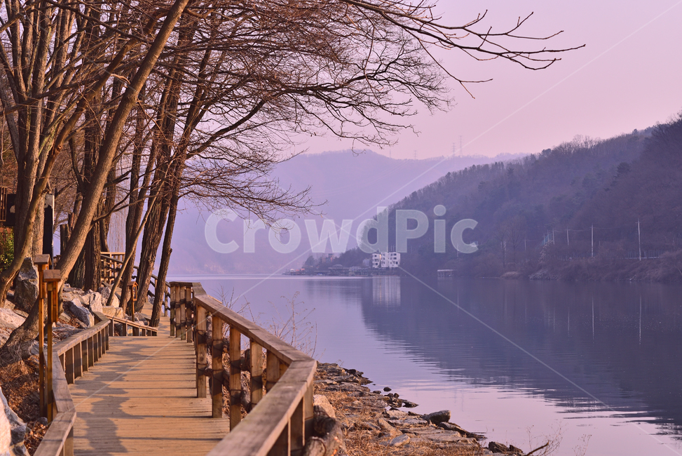 호수,겨울풍경,한국자연경관,힐링,나무다리,water,물,waterfront,워터프론트,lakeside,호숫가,자연,nature,background,겨울호수,백그라운드,야외,옥외,아웃도어,outdoor,healing,평화로운,반영,물그림자,잔잔한,산책로,다리,bridge,건물