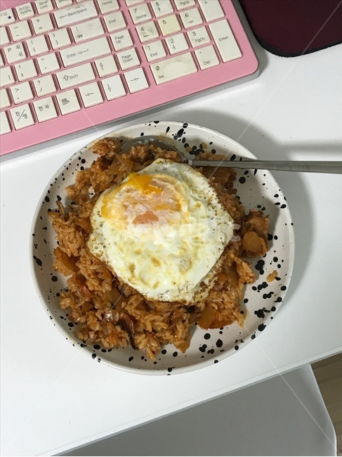 김치볶음밥,볶음밥,한식,요리,음식,김치,김치요리,계란후라이,계란,friedeggs,friedrice,koreafood,kimchi,cook,cooking,egg
