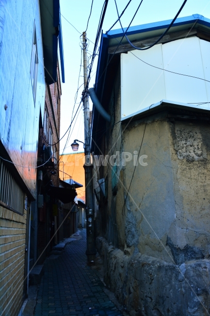 달동네,재개발,초라한,하우스,house,뒷골목,골목,집,생활,삶,변두리,외진,낙후된,철거,poor,정겨운,그리움,과거,시간,흔적,옛날,오래된,old,어제,아날로그,yesterday,추억,time,외곽지역,전선,전못대,좁은,담장,벽,wall,가로등,도시,풍경,city,landscape,한국도시풍경,한국도시경관,korea cityscape,골목길,alley,walkway,보도,path,통로