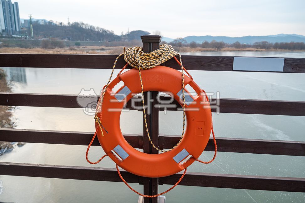 구명튜브,튜브,안전장비,난간,물,울타리,wall,tube,water,구명