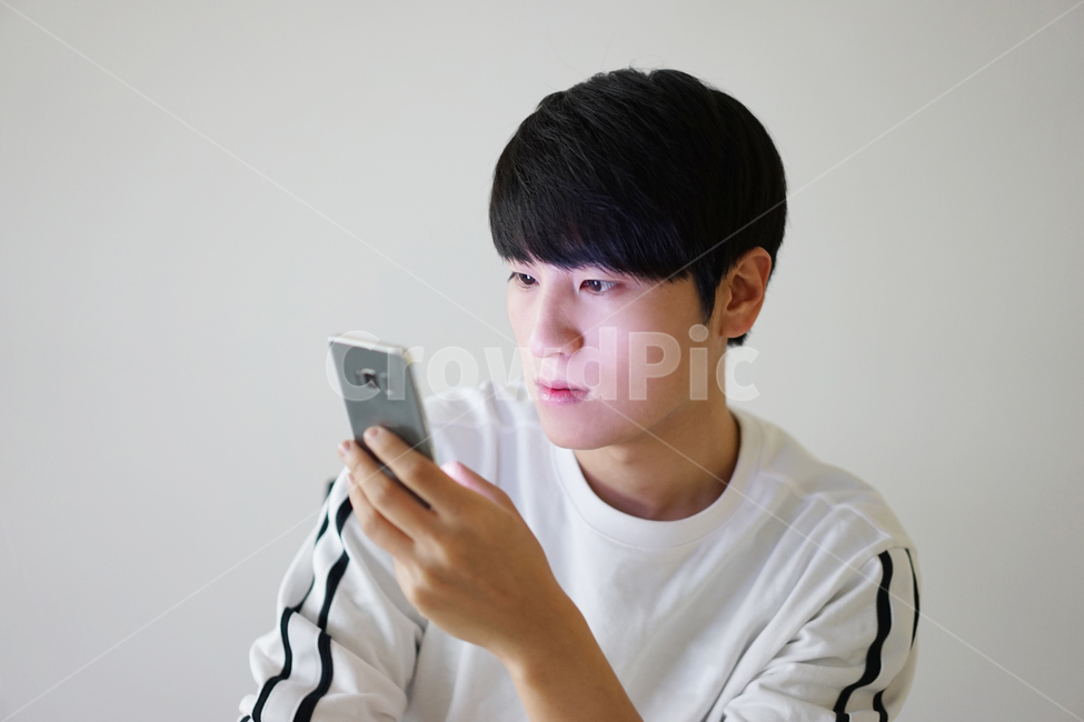 휴대폰,핸드폰,모바일,남성,남자,it,전자기기,전자제품,집중,시선,사람,인물,인간,human,person,남성,남자,man,male,정보통신기술,전자기기,전자제품,it,information,technology,electronic equipment