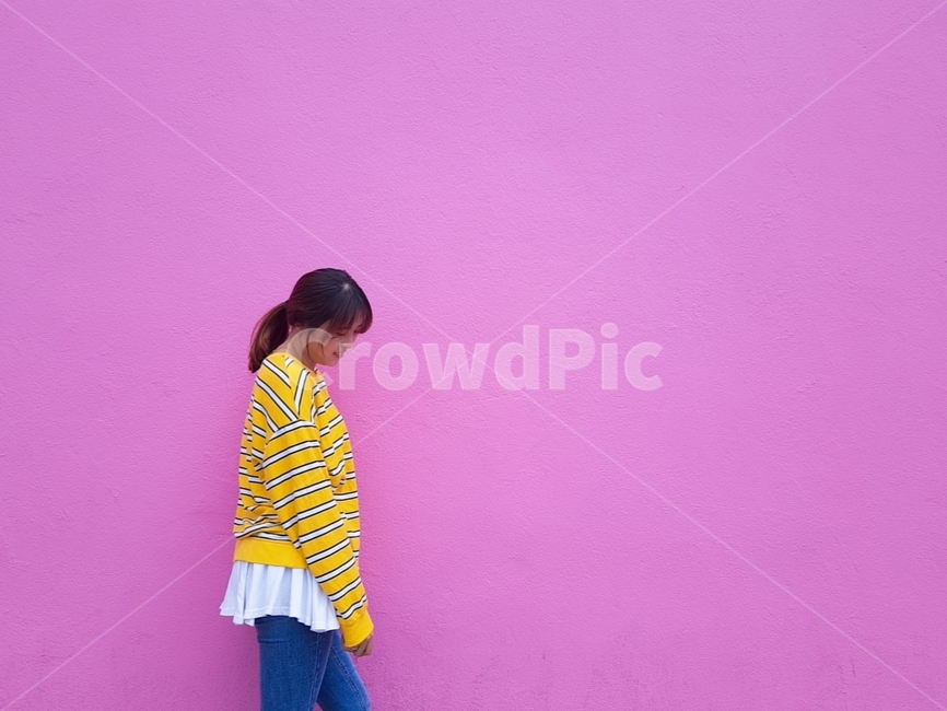 clothing,의류,apparel,의복,pants,핑크벽,핑크,노랑,노란색,인물,사람,셀카,옆모습,selfie,person,human,people,sideview,pink,yellow,jeans,white,여성,여자,woman,female,lady