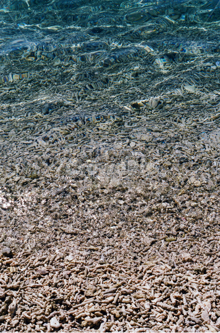 outdoors,옥외,nature,자연,water,물,shoreline,해안선,ocean,sea,바다,해변,비치,beach,빈티지,감성,바캉스,햇살,투명,자갈,바닥,ground,여름,summer,해변,바다,beach,sea