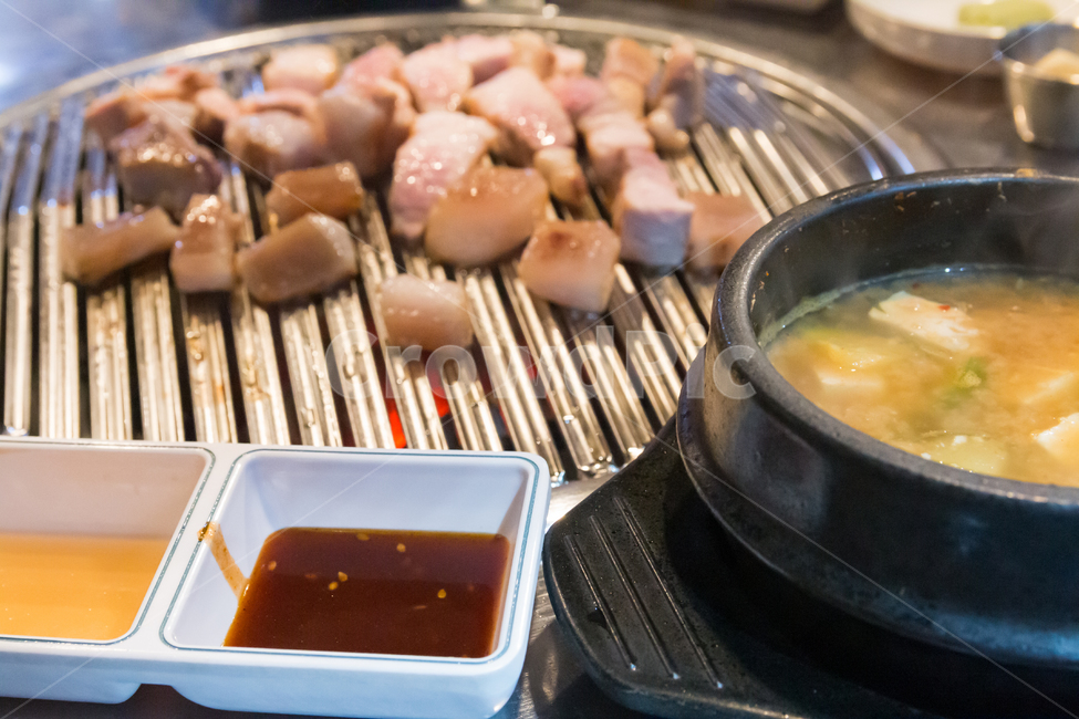 삼겹살,된장찌개,고기,돼지고기,돼지,육류,불판,철판,숯불,구이,숯불구이,회식,외식,맛있는,찌개,음식,한국요리,한식,소스,상차림,파채,파무침,식사