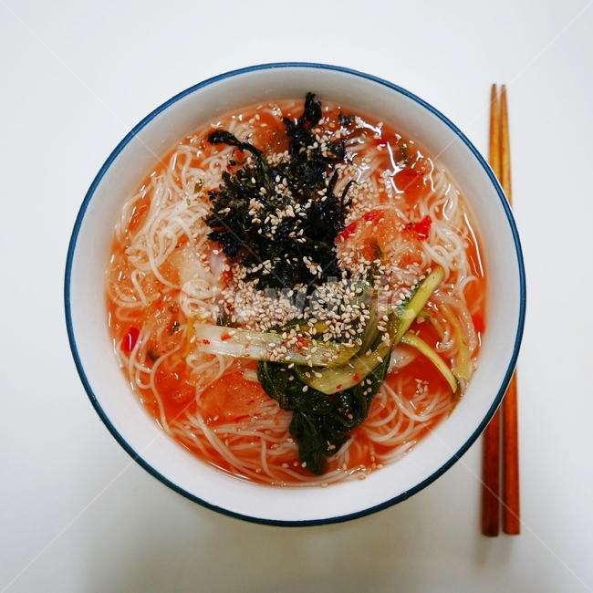 김치말이국수,김치국수,물국수,국수,김치말이,김치국물,한그릇,맛있다,국물,시원한,맛있는,그릇,대접,김,김가루,깨소금,고추가루,김치,양념,젓가락,나무젓가락,군침,여름,간식,한식,가정식,어머니표,엄마표,먹음직스럽다,음식,생활,식탁,홈메이드,음식,식재료,요리,food,cook,meal,dishes,food reserves,면류,면요리,noodles
