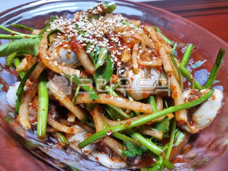 그릇,plate,유리그릇,glassware,굴무침,생굴무침,통영생굴무침,굴요리,생굴요리,통영생굴요리,driedoysters,freshseasonedoysters,tongyeongsaenggulseasonedradish,oysterdish,rawoysterdish,tongyeongrawoysterdish,무침요리,seasoneddish,koreafood,koreanfood,sesame,참깨,seasoning,양념,food,음식,cooking,요리,통깨,깨,미나리,무생채,watercelery,radishsalad