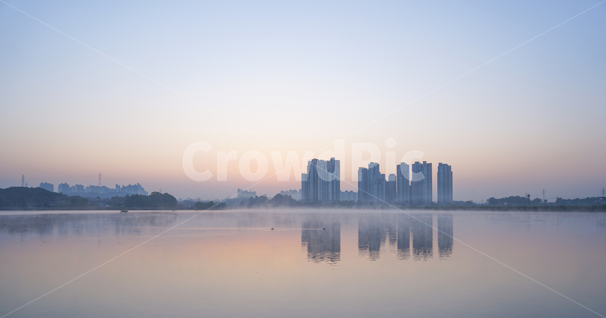 호수,안개,물안개,건물,반영,투영,풍경,여명,새벽,도시,풍경,city,landscape,한국도시풍경,한국도시경관,korea cityscape,nature,자연,시티,town,building,urban,어반