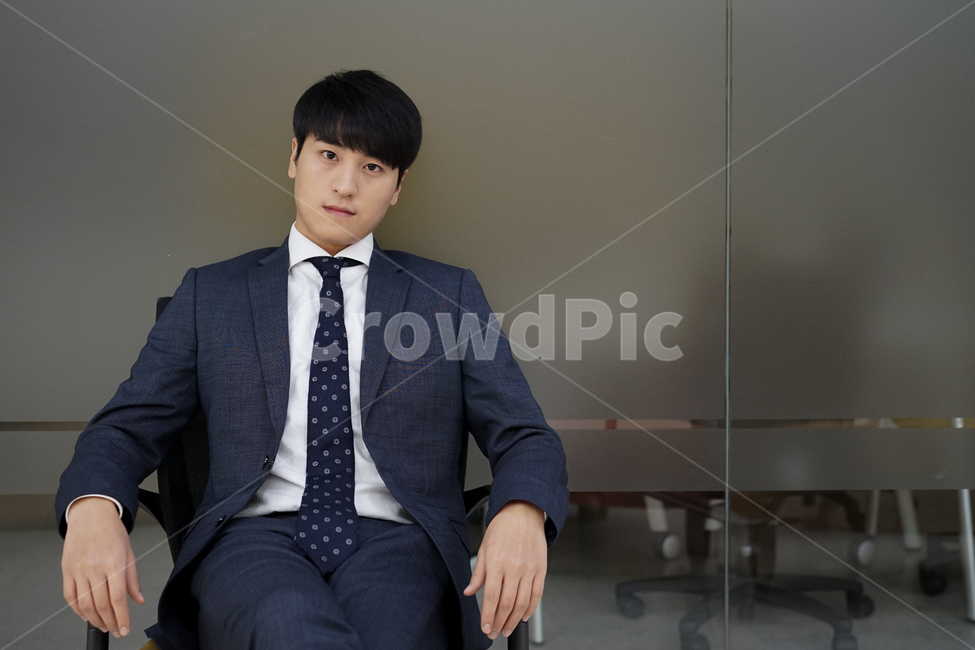 남성,남자,비즈니스,사업가,양복,정장,슈트,직장인,회사원,사무실,사람,인물,인간,human,person,남성,남자,man,male,산업,industry,industrial,비즈니스,사업,business,service,work
