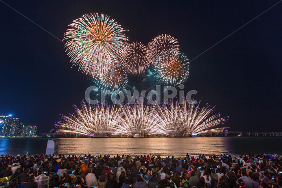불꽃,부산,광안리,불꽃축제,부산불꽃축제,야경,바다,인파,구경,물,반영,빛,야외,바닷가,해변,축제,페스티벌,행사,반짝반짝,펑펑,fireworkd,night,festival,사람,군중,person,crowd,부산야경,부산축제,밤,밤바다,sea,풍경배경,배경,부산배경,야경,밤,풍경,nightscape,night,landscape,사람들,대중,군중,other people,crowd,축제,행사,festival,carnival,event