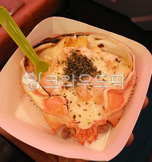 대게그라탕,대게,게,치즈,칵테일새우,새우,파슬리가루,파슬리,콘옥수수,옥수수,크림치즈,음식,요리,식사,간식,디저트,시장음식,일회용스푼,별미,고소한,그라탕,먹거리,치즈그라탕,meal,food,dish,cook