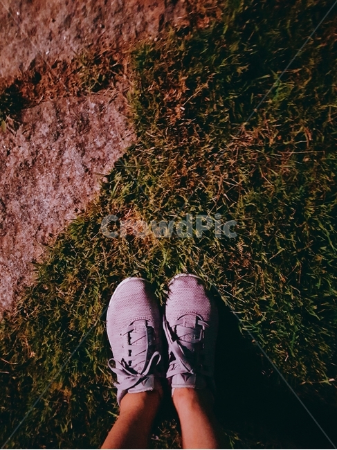 두발,공원,운동화,걷기,밤운동,조깅,사람,인물,인간,human,person,신체일부,몸,body