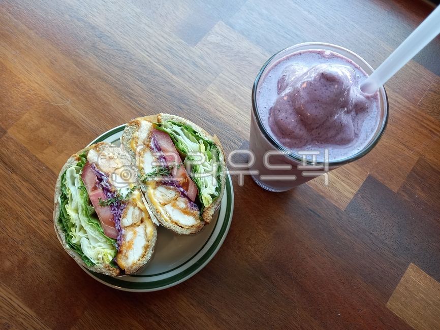 치킨텐더,샌드위치,블루베리요거트,스무디,음료,drink,beverage,카페