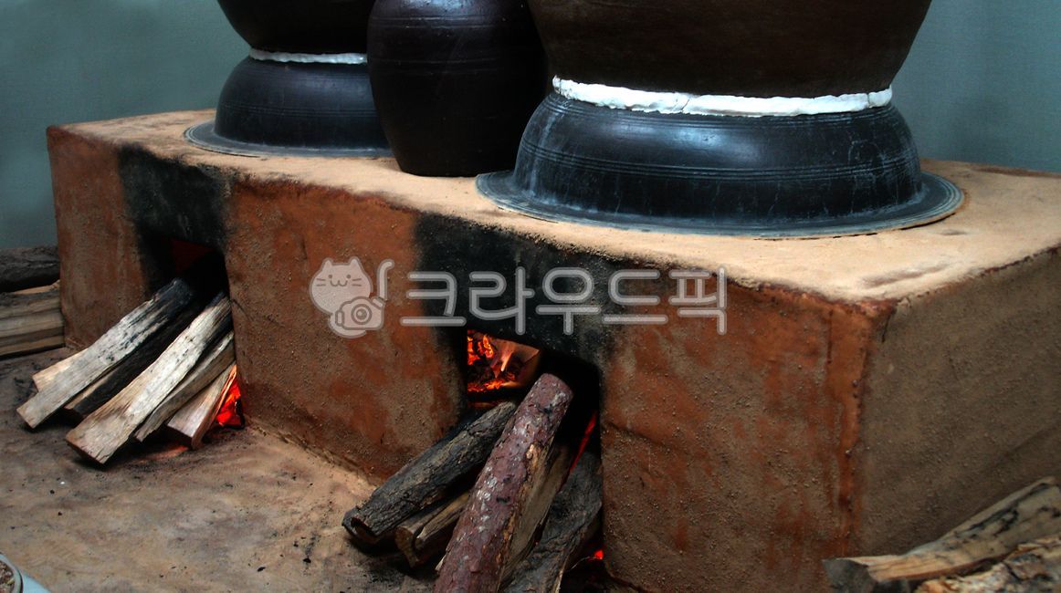 construct,house,building,Dongyang Architecture,outdoor,afternoon,Hanok,firewood,stove,kitchen,flame,Korean tradition,traditional house