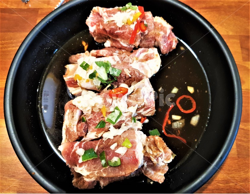 돼지갈비,양념갈비,생고기,굽다,먹다,한국음식,음식,porkribs,seasonedribs,rawmeat,roast,eating,koreanfood,food,한국,맛있는,먹음직스럽다,전통,음식,식재료,요리,food,cook,meal,dishes,food reserves,육류,고기,meat