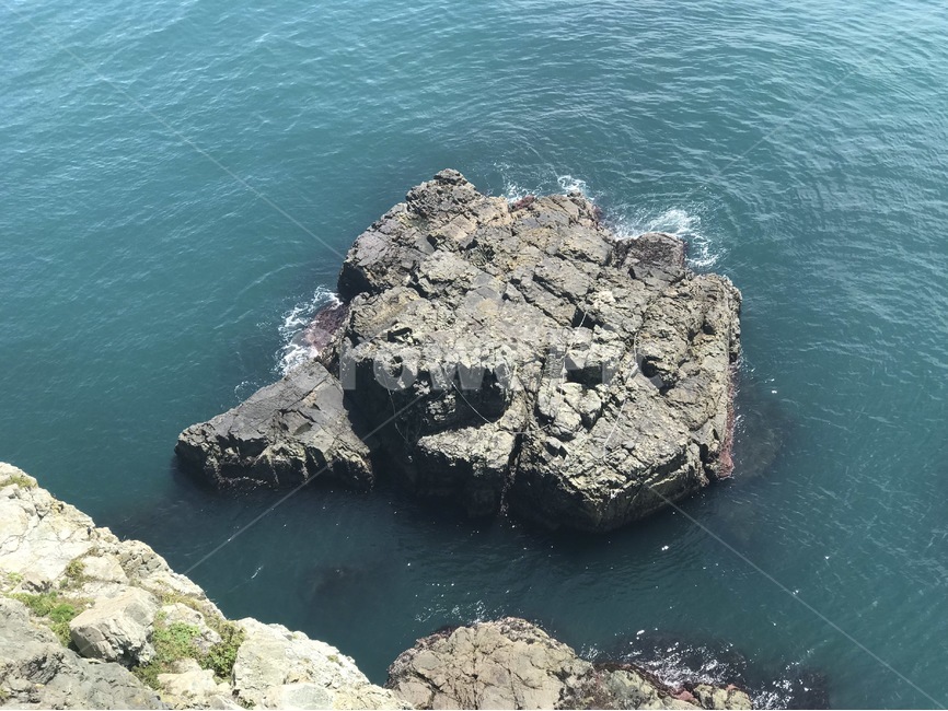 청정,바다,돌,섬,푸른바다,자연,풍경,nature,landscape,promontory,곶,land,땅,outdoors,옥외,cliff,낭떠러지,ocean,대양,sea,water,물,shoreline,해안선