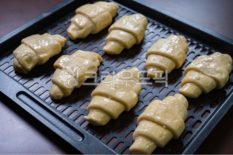 to make,Cooking,role,golden yellow,Croissant,life,gold,Oven,flour,croissant,Home Cafe,cooking,kitchen,dough,roast,close up,bread,homemade,bakery,Bakery,baking bread,brown,Raw material,food,meal,pastry,oven pan,background,morning bread,home food,fresh,brea