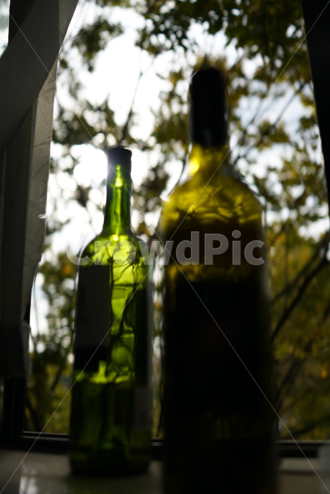 술병,흐림,초록색,창틀,올리브색,술,주류,alcohol,사물,물건,오브젝트,thing,object,matter