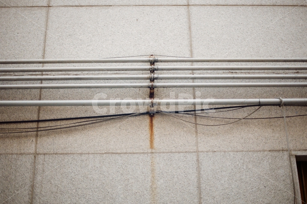 건물,빌딩,파이프,pipe,외벽,building,전선,cable,녹물,rust,wall