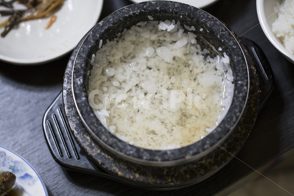돌솥밥,돌솥,솥,밥,쌀밥,누룽지,음식,음식,식재료,요리,food,cook,meal,dishes,food reserves,한식,한국음식,한국요리,korean food,korean dishes,korean meal,korean cook