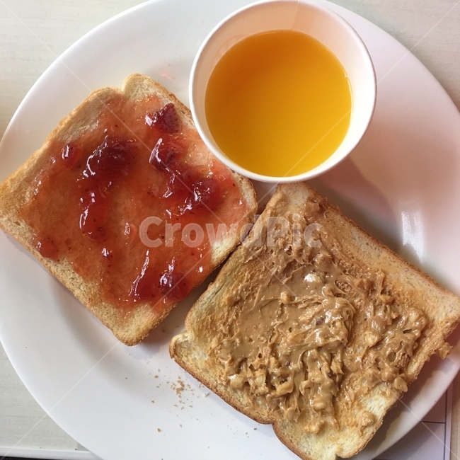 breakfast,빵,주스,땅콩잼,딸기잼,bread,juice,즙,평온,여유,strawberryjam,peanutjam,아침,식사,아침식사,종이컵