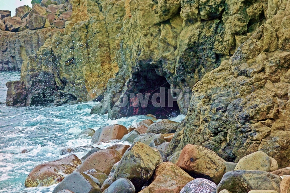 제주도,소정방폭포근처,해안동굴,파도,현무암,바위,돌,해안,동굴,절벽,제주,제주도여행,제주여행,여행,자연,풍경,경치,해안가,바다,바닷가,물결,웅장,위엄,압도,자연,풍경,nature,landscape