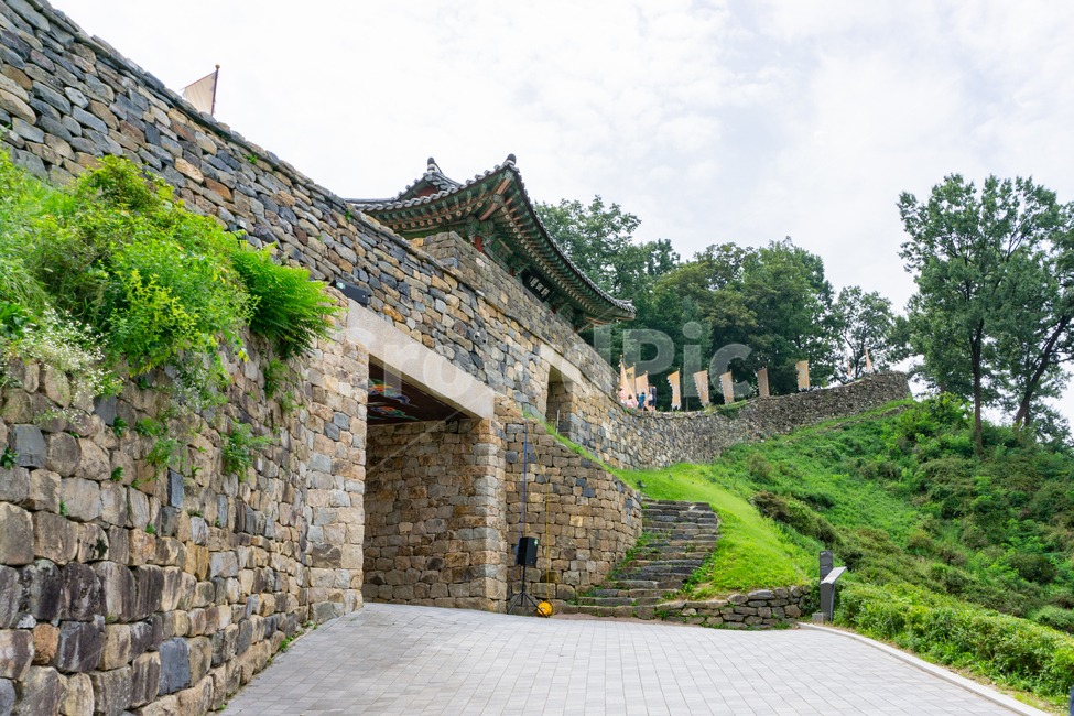 공주,공산성,유네스코,백제,백제문화재,백제산성,백제유물,unesco,문화유산,세계문화유산,유네스코지정,gongsanseongfortress,공산성입구,공산성정문,문화재,공원,유적지,한국관광,gongsanseong,fortress,walkway,flagstone,path,통로,보도,heritage,korea,koreatour,koreatradition,세계유산,백제역사,유적지구,백제유적,랜드마크,landmark,tourist attraction,한국랜드마크,한국관광지,한국명소,korea landmark,korea tourist attraction