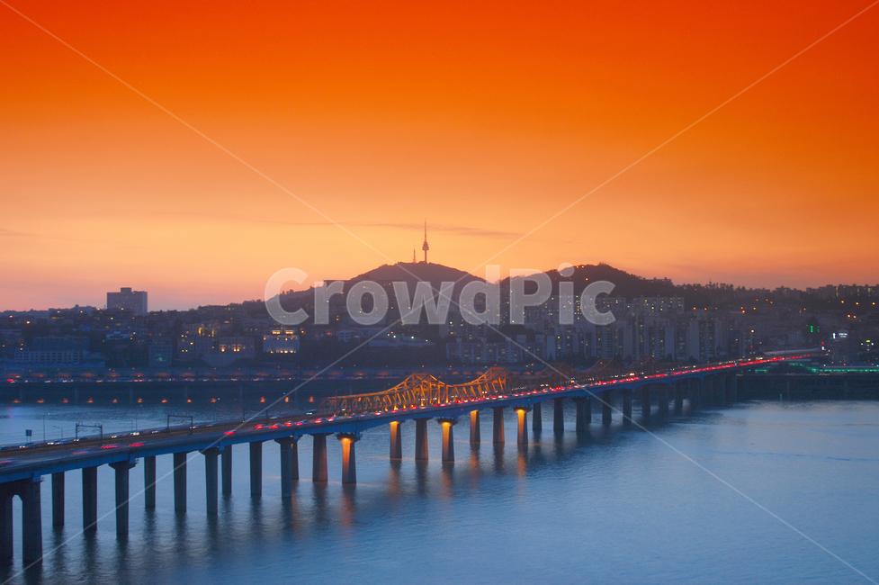 동호대교,한강,남산타워,서울타워,남산,타워,서울,한국,다리,대교,교량,풍경,노을,해질녘,야경,하늘,배경,백그라운드,불빛,조명,강,물,아파트,강변,한강변,건물,산,건축,건축물,현대,도로,교통,야경,밤,풍경,nightscape,night,landscape,도시,city,한국도시풍경,한국도시경관,korea cityscape,색깔,색상,색채,색감,color sense,color sensitivity,feeling of color,water,waterfront,워터 프론트,pier,교각,port,포트
