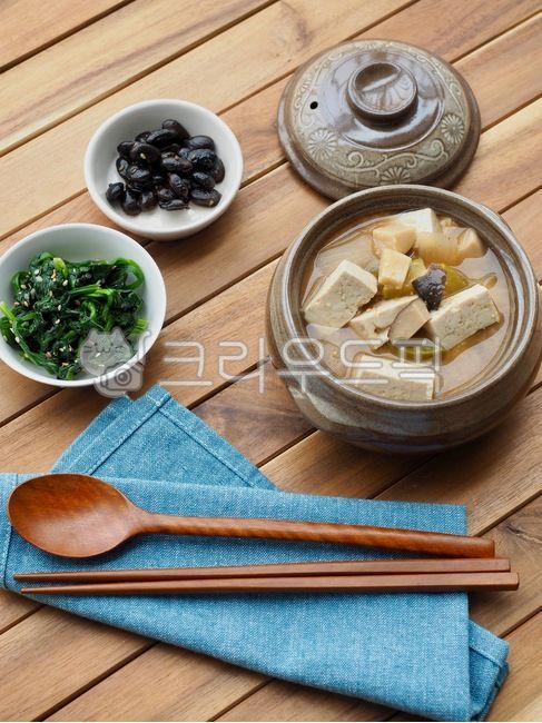 wellnessfood,asianfood,Drop out,chopsticks,sidedish,koreanculture,side dish,wellbeing,Korean food,Wellbeing food,spoon,Asian food,cooking,traditionalfood,koreanfood,soybeanpastestew,Korean culture,soy bean paste soup,food,misosoup,background,Spoon,traditi