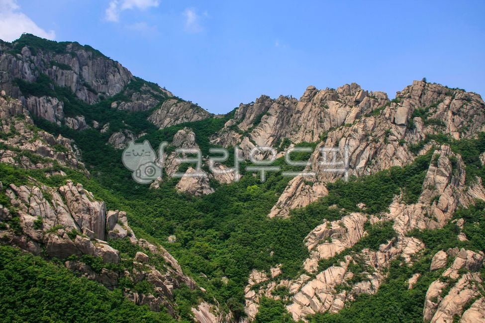 월출산,산,여름산,여름풍경,국립공원,mountain,nature,tree,암벽,바위,하늘,구름,우리나라산,명산,나무,신록,옥외,outdoors,등산,산행,여행
