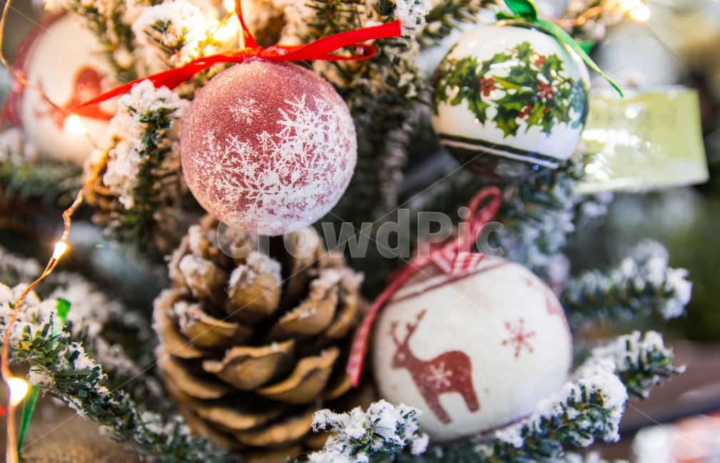 장식볼,솔방울,크리스마스,장식,오너먼트,xmas,christmas,겨울,명절,홀리데이,holiday,Ornament,오나먼트,장식품,즐거운,행복한,트리,크리스마스트리,트리장식,오브젝트,축제,아기자기한,앙증맞은,귀여운,소품,겨울,계절,winter,season,기념일,축하,anniversary,congratulation,celebrate,celebration,메리크리스마스,성탄절,merry christmas,사물,물건,오브젝트,thing,object,matter
