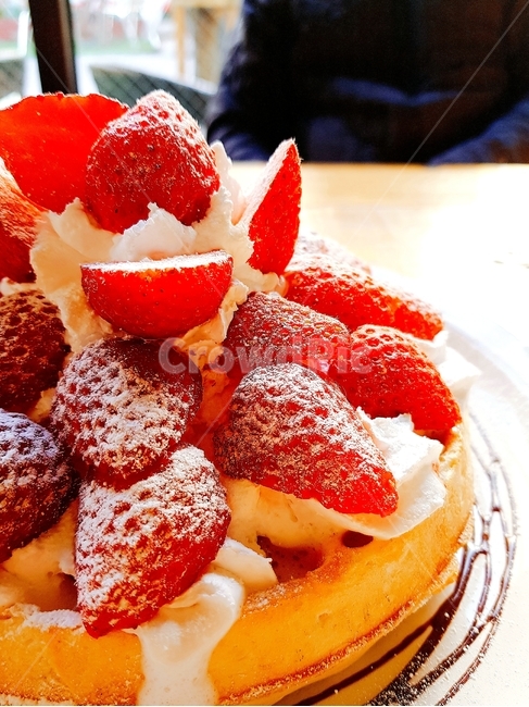 딸기,food,음식,과일,fruit,와플,딸기와플,계절과일,디저트,카페,레스토랑,strawberry,waffle