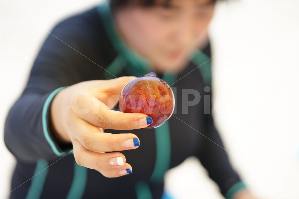 자두,과일,손,네일,네일아트,간식,음식,먹방,수분,달콤,새콤,여인,마음,사람,인물,인간,human,person,신체일부,몸,body,음식,식재료,요리,food,cook,meal,dishes,food reserves,과일,열매,fruit