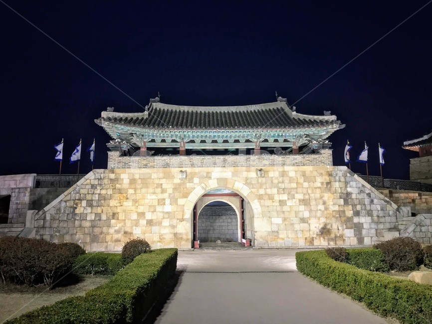 수원화성,화서문,수원시,화성,성벽,야경,야경,밤,풍경,nightscape,night,landscape,한국전통,한국문화,korean traditional,korean culture,랜드마크,landmark,tourist attraction,한국랜드마크,한국관광지,한국명소,korea landmark,korea tourist attraction,건축물,건물외관,exterior,building,structure,architecture,construction,건물