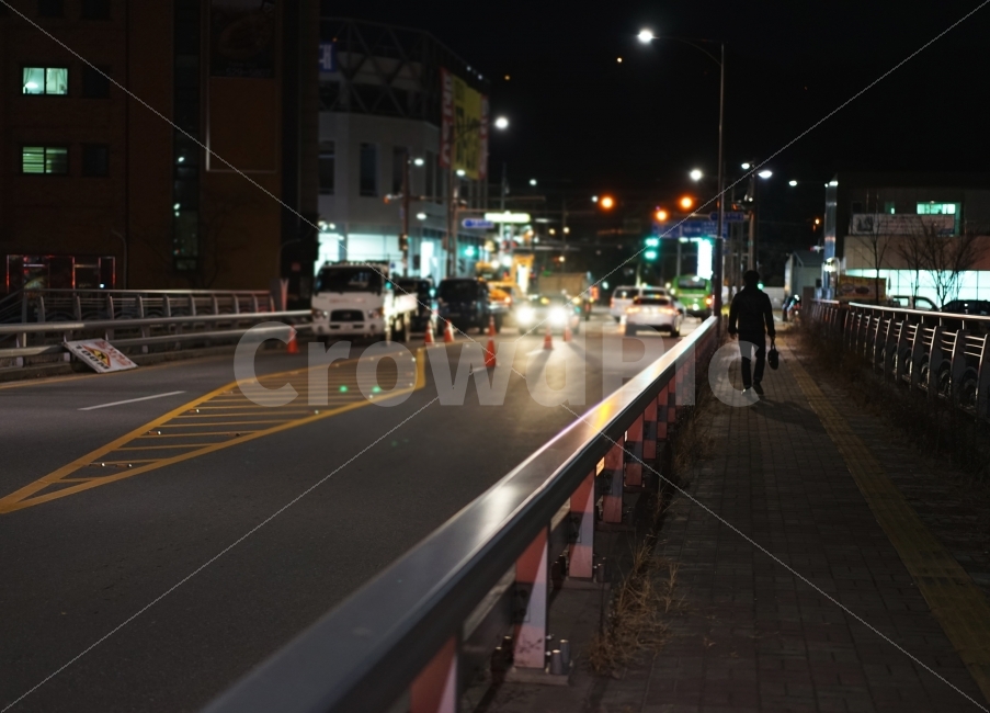 퇴근,밤,집,퇴근길,남자,길,길거리,뒷태,뒷모습,가로등,야경,도시,풍경,city,landscape,야경,밤,nightscape,night,road,도로,asphalt,아스팔트,transportation,교통,car,차,vehicle,차량,automobile,자동차,path,통로