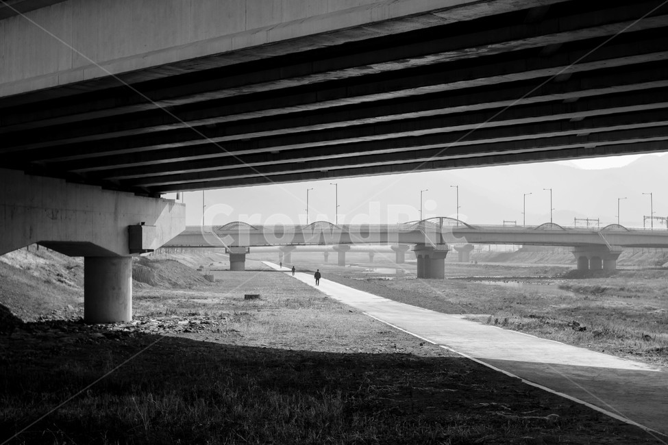 다리,교각,산책,흑백,사람,흑백,모노톤,monochrome,black and white,건축물,건물외관,exterior,building,structure,architecture,construction