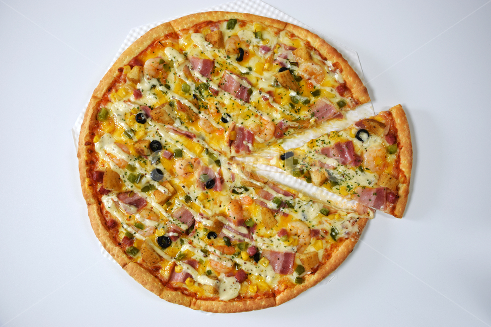 shrimp,snack,sauce,vegetable,pimento,food,cheese,meal,bacon,parsley,pizza,Croutons,ham,olive,meat,cooking,fastfood,dough