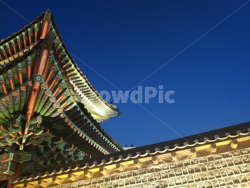 돌담,파란하늘,궁궐,처마끝,달빛산책,한국전통,한국문화,korean traditional,korean culture,건축물,건물외관,exterior,building,structure,architecture,construction